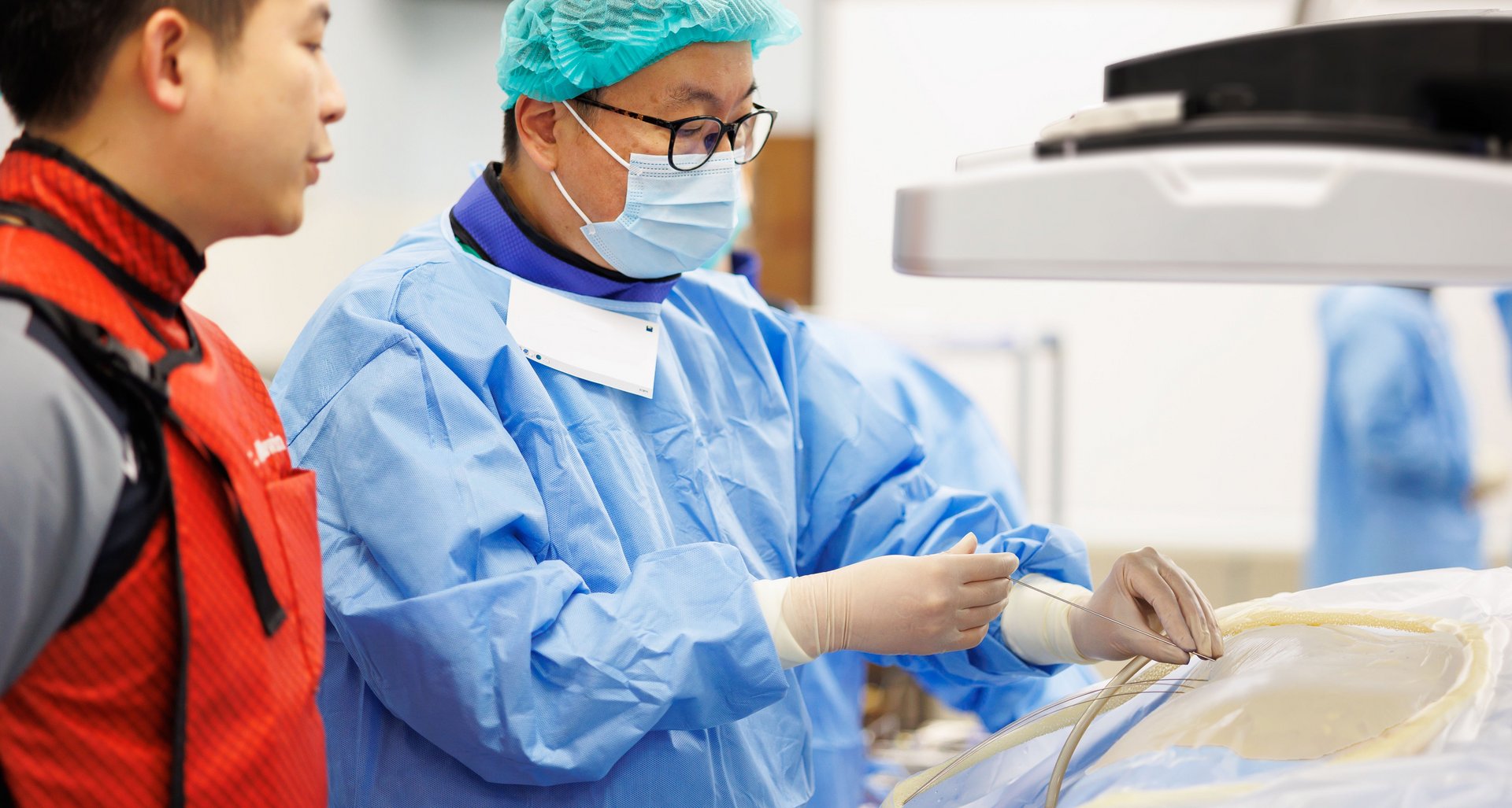 riwospine-schulung-wirbelsaeulenchirurgie-praxiskurs.png Chirurgen bei praktischer Wirbelsäulentrainingsmaßnahme