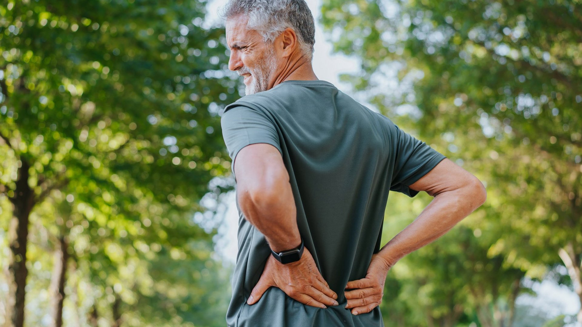 riwospine-rueckenschmerzen-mann-outdoor-therapie.png Mann mit Rückenschmerzen im Freien – chronische Wirbelsäulenschmerzen und RIWOspine Therapieansätze