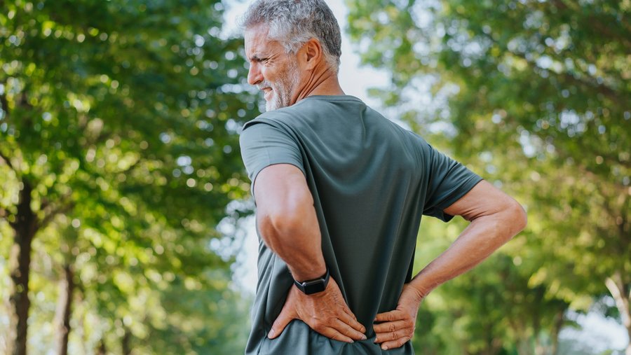 riwospine-rueckenschmerzen-mann-outdoor-therapie.png Mann mit Rückenschmerzen im Freien – chronische Wirbelsäulenschmerzen und RIWOspine Therapieansätze