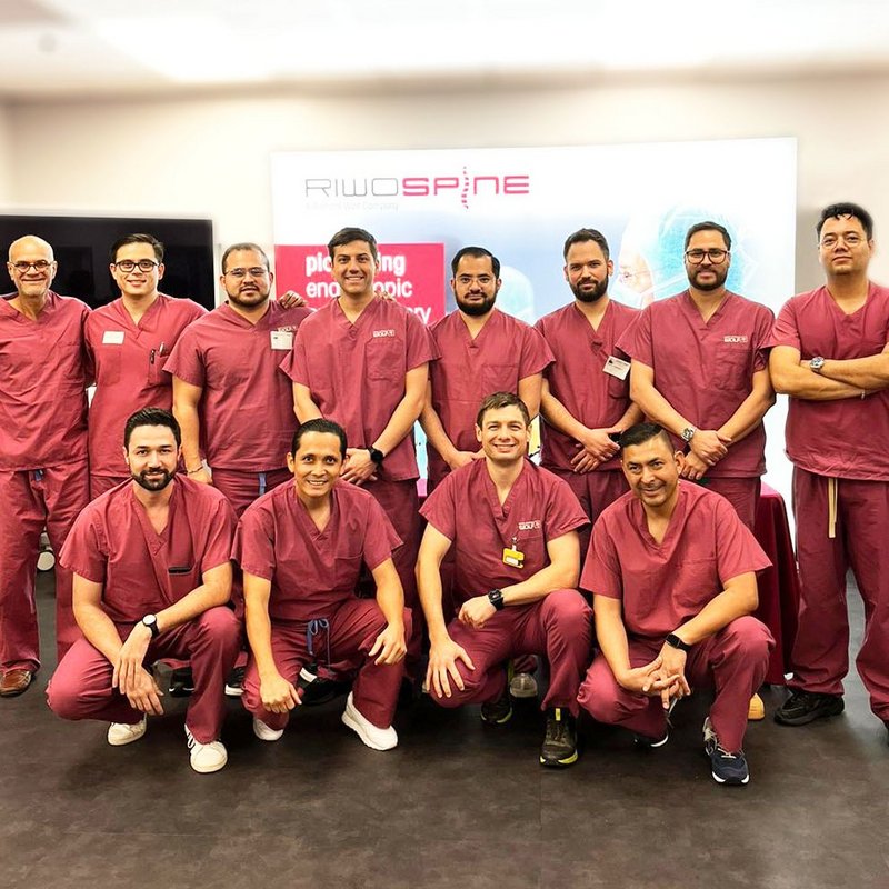 riwospine-chirurgen-gruppenfoto-trainingskurs.png Gruppenfoto von Wirbelsäulenchirurgen bei RIWOspine-Kurs