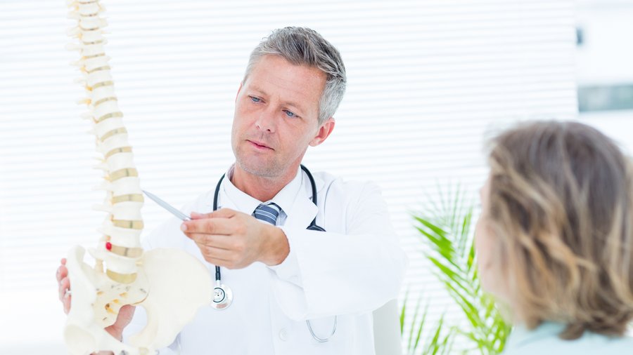 riwospine-perculine-radiofrequenz-behandlungsverfahren.png Arzt erklärt Wirbelsäulenmodell – RIWOspine PERCULINE-Instrumente für interventionelle Schmerztherapie
